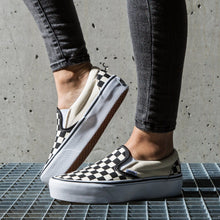 Carica l'immagine nel visualizzatore di Gallery, VANS Classic Slip-On P BLACK & Whtchckerboard WHITE