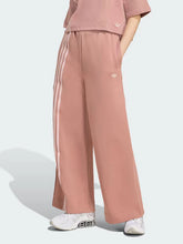 Carica l&#39;immagine nel visualizzatore di Gallery, ADIDAS Pantalone sportivo Wide Off Placed 3 Stripes rosa
